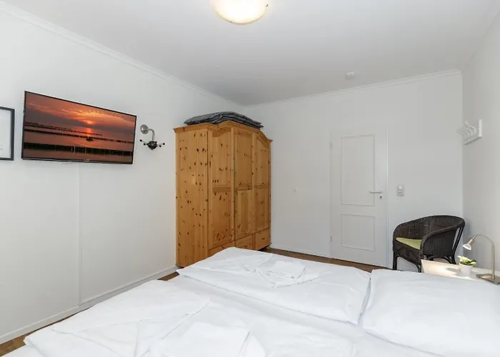 Haus mit Ambiente Wald - Schöne Ferienwohnung in Kühlungsborn Ost - Strandstraße