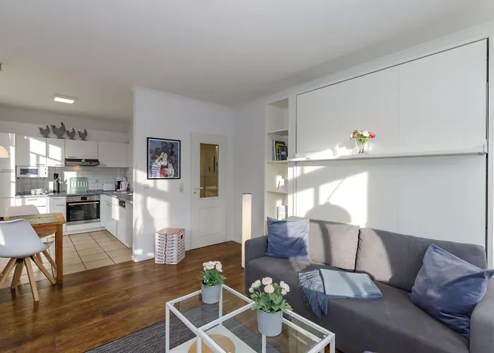 Haus mit Ambiente Wald - Schöne Ferienwohnung in Kühlungsborn Ost - Strandstraße