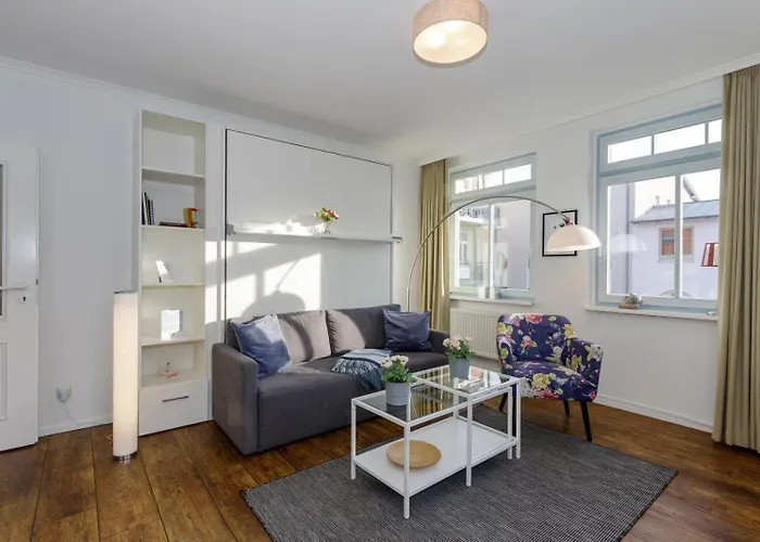 Haus mit Ambiente Wald - Schöne Ferienwohnung in Kühlungsborn Ost - Strandstraße