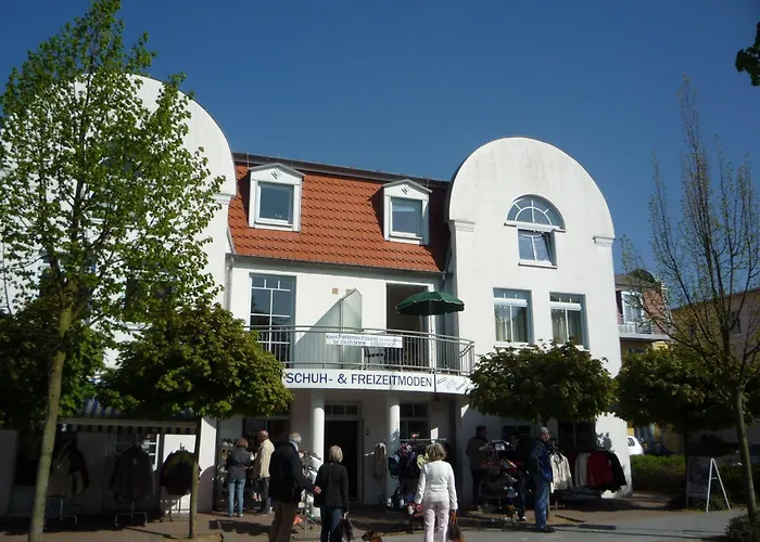 Haus mit Ambiente Wald - Schöne Ferienwohnung in Kühlungsborn Ost - Strandstraße
